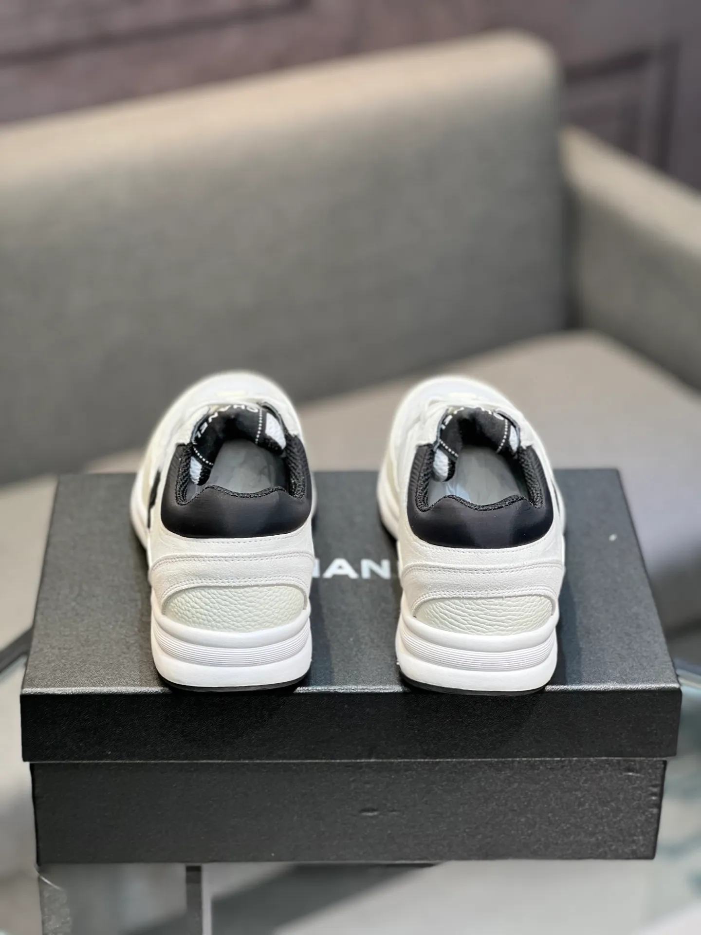 Men's men's shoes 💰620 Exclusive real shot (top version) CHANEL Chanel 2025ss color matching thick-soled casual sports shoes and sneakers. The counter is synchronized. The counter is very popular. A shoe that is very difficult to buy. The most popular thick-soled panda shoes on the Internet. It can be imagined that Xiaoxiang control can't miss it. It has both good looks and comfort. Simple and versatile white shoes. The thick sole increases the height and is super versatile. Close your eyes and wear it. Whoever wears it will look better. Upper: calfskin Lining: imported sheepskin lining Outsole: TPU original outsole Size: 35-44 (customized for women 41 and 40, and 45 for men)